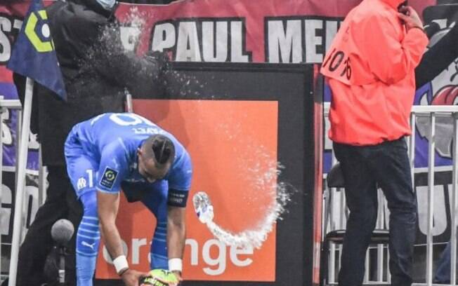 Confronto entre Lyon e Olympique de Marseille é suspenso após torcedor acertar garrafa em Payet