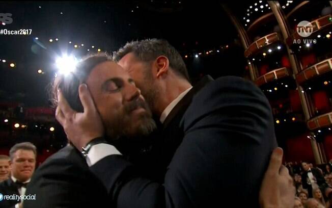 Casey Affleck recebe o carinho do irmão logo depois de seu nome anunciado como vencedor do Oscar