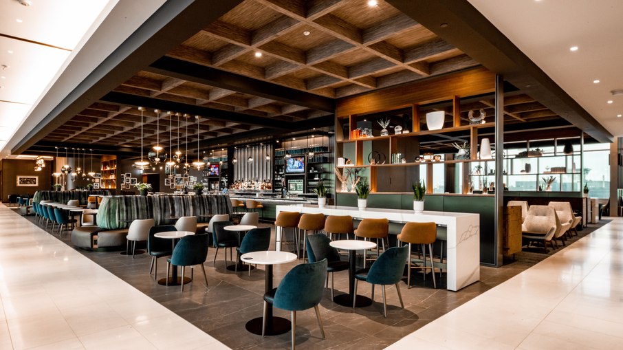 Delta SkyClub no aeroporto de Atlanta é um dos muitos lounges da companhia