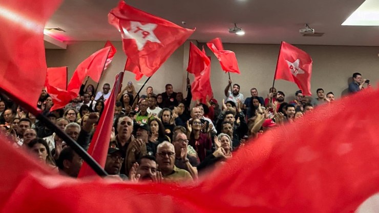 Com%20Lula%2C%20PT%20realiza%20encontro%20nacional%20neste%20fim%20de%20semana