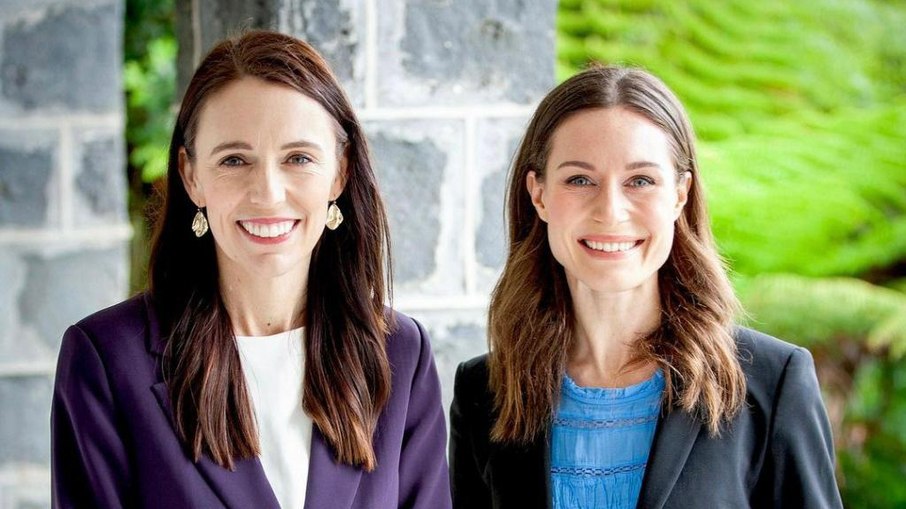 Sanna Marin (à direita) está na Nova Zelândia para encontro bilateral com primeira-ministra, Jacinda Ardern