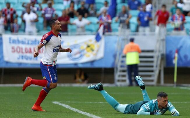 Gilberto deitou e rolou na Fonte Nova: três gols e ótima vitória do Bahia sobre o Flamengo de Diego Alves, que falhou