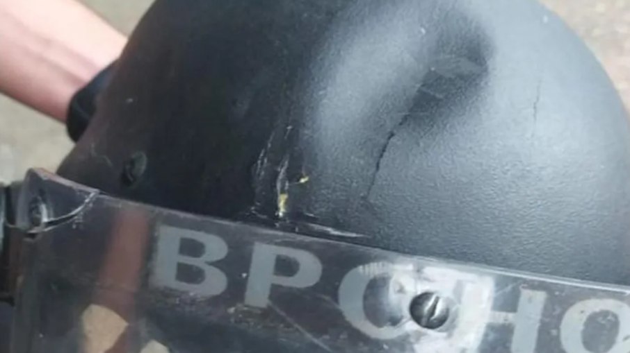 Capacete de policial atirada de cúpula do Congresso durante atos golpistas