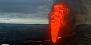 Novo vídeo mostra vulcão Kilauea expelindo lava a 30 metros