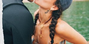 De biquíni, Mel Maia celebra aniversário na praia; veja fotos