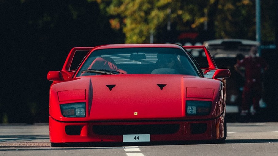 Ferrari F40 restaurada por Lewis Hamilton combina V8 biturbo de 478 cv e câmbio manual de cinco marchas
