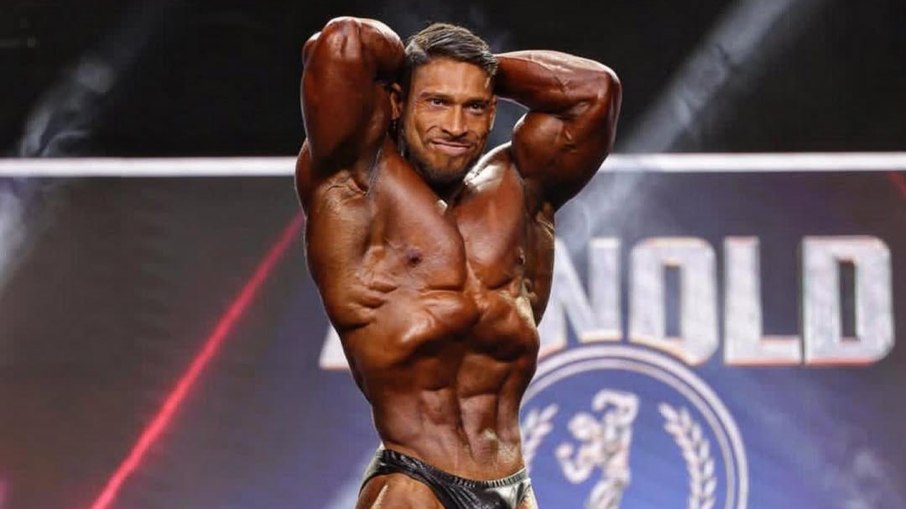 Ramon Dino posando durante o Arnold Classic Ohio de 2023 Ramon Dino posando durante o Arnold Classic Ohio de 2023
