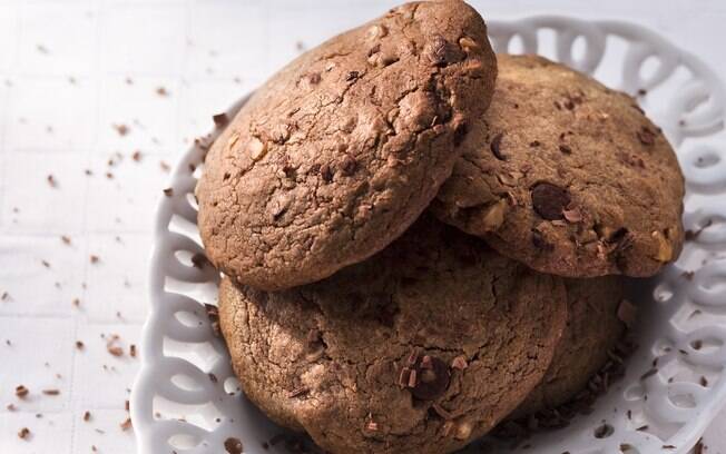 O cookie de chocolate rende 10 porções e demora 30 minutos para ficar pronto. Veja a receita completa