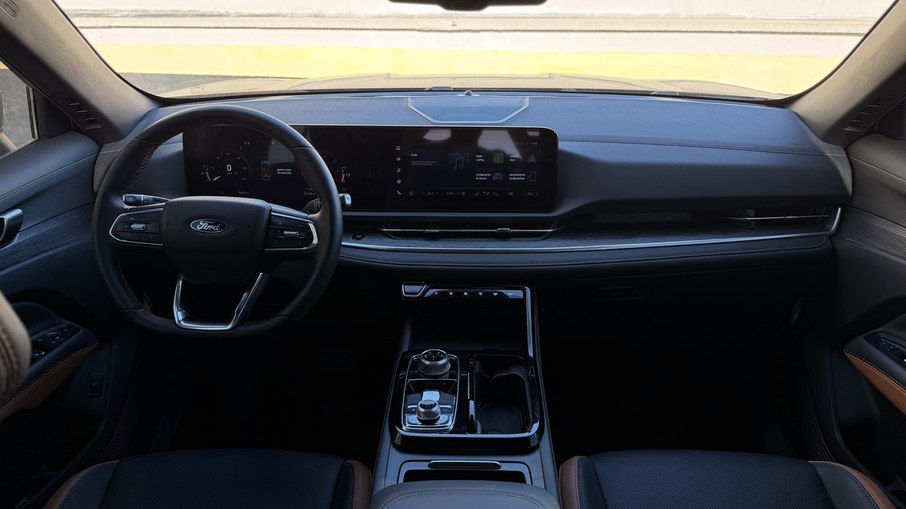 Cabine do Ford Territory Titanium 2026 aposta em bom espaço interno, acabamento caprichado e teto panorâmico