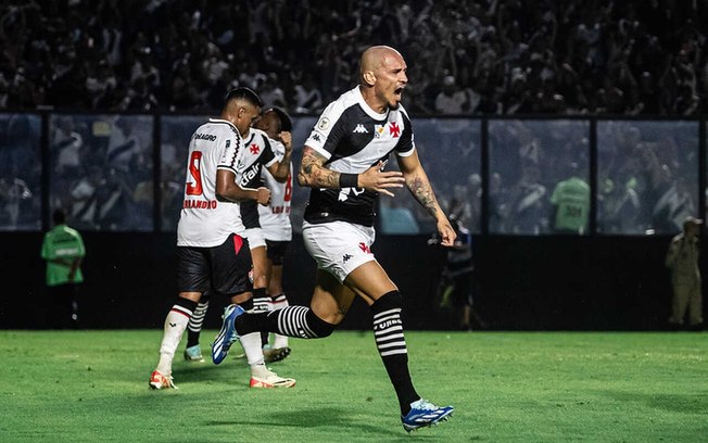 Maicon marcou o primeiro gol do triunfo do Vasco sobre o Vitória pelo Brasileirão