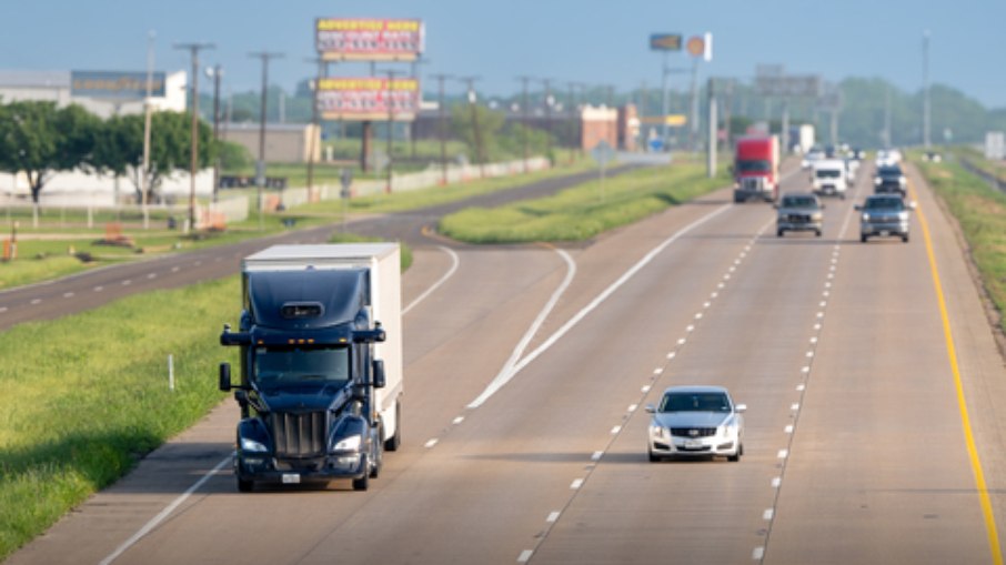Aurora Driver trafega sozinho em rodovia movimentada do Texas durante testes Aurora Driver trafega sozinho em rodovia movimentada do Texas durante testes