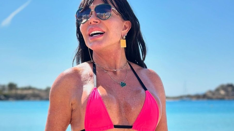Aos 64 anos, Gretchen esbanjou boa forma na Grécia