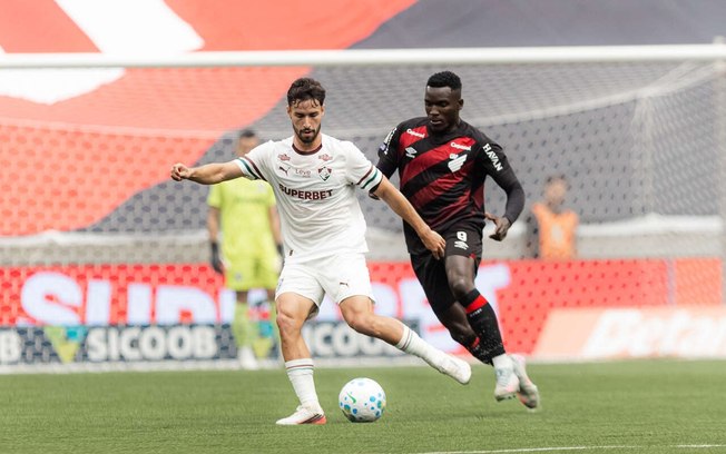 Hulk, de falta, fez o primeiro gol do Fluminense no empate com o Athletco-PR neste domingo (30) Hulk, de falta, fez o primeiro gol do Fluminense no empate com o Athletco-PR neste domingo (30)