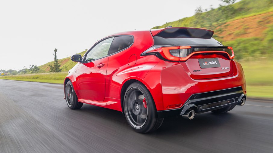 Vista traseira do GR Yaris 2026 com escapamento duplo