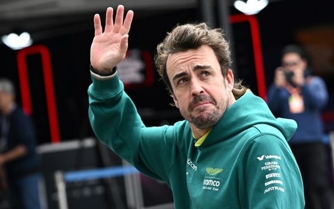 O piloto espanhol Fernando Alonso após participar do terceiro treino livre do Grande Prêmio do Japão de Fórmula 1 no circuito de Suzuka, no dia 6 de abril de 2024