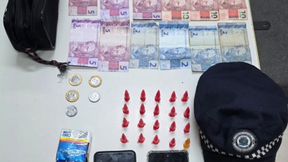 Detalhe das drogas e telefones apreendidos no Centenário  Detalhe das drogas e telefones apreendidos no Centenário