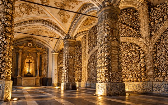 Conheça a capela coberta por milhares de ossos