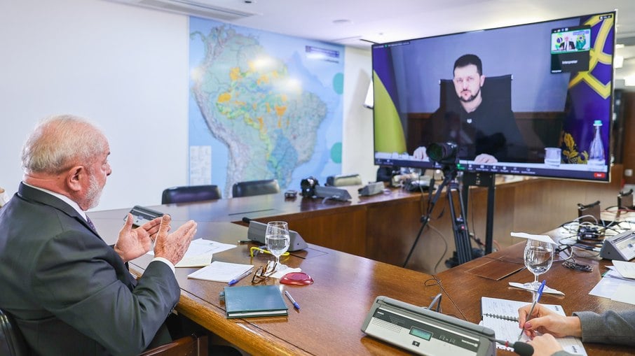 Lula durante videochamada com o presidente da Ucrânia, Volodymyr Zelensky, no Palácio do Planalto