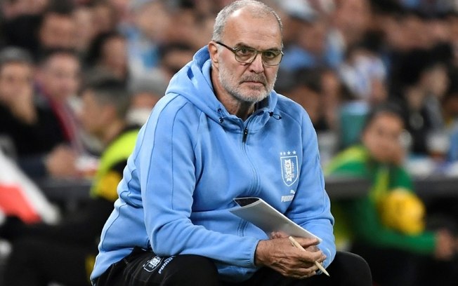 O técnico da seleção uruguaia, Marcelo Bielsa, durante o amistoso entre País Basco e Uruguai, no estádio San Mames, em Bilbao, em 23 de março de 2024.