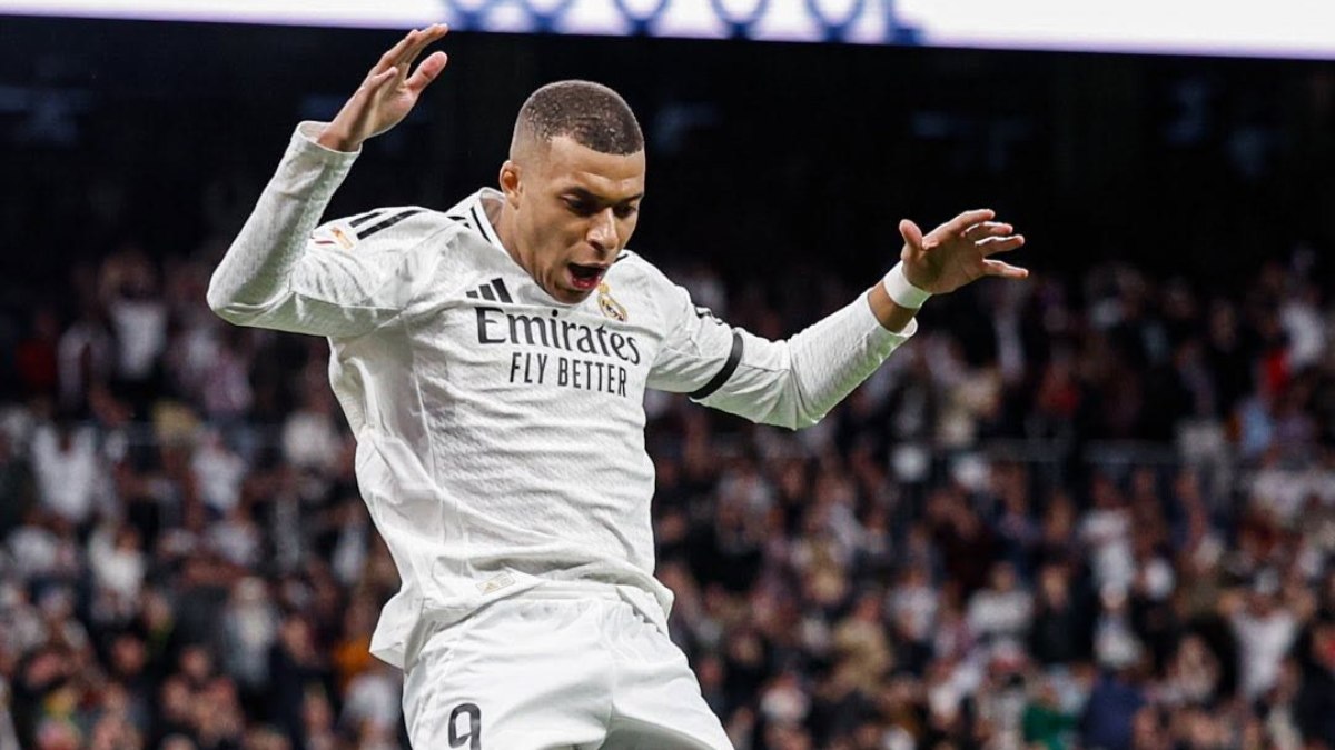 Mbappé é expulso após dar entrada dura em adversário Mbappé é expulso após dar entrada dura em adversário