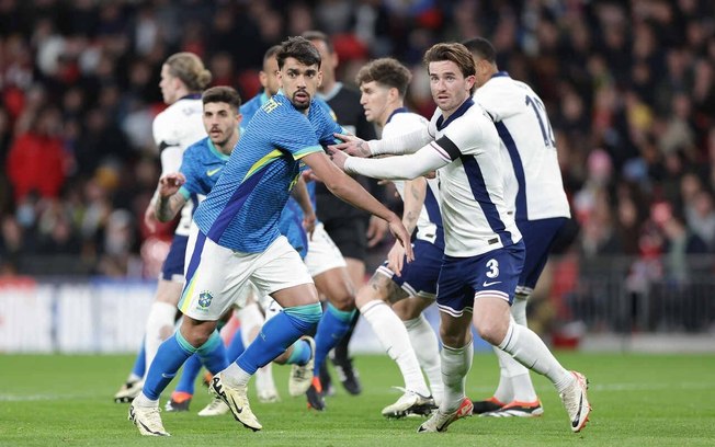 Paquetá em disputa de bola com jogadores da Inglaterra em Wembley - Foto: Rafael Ribeiro/ CBF