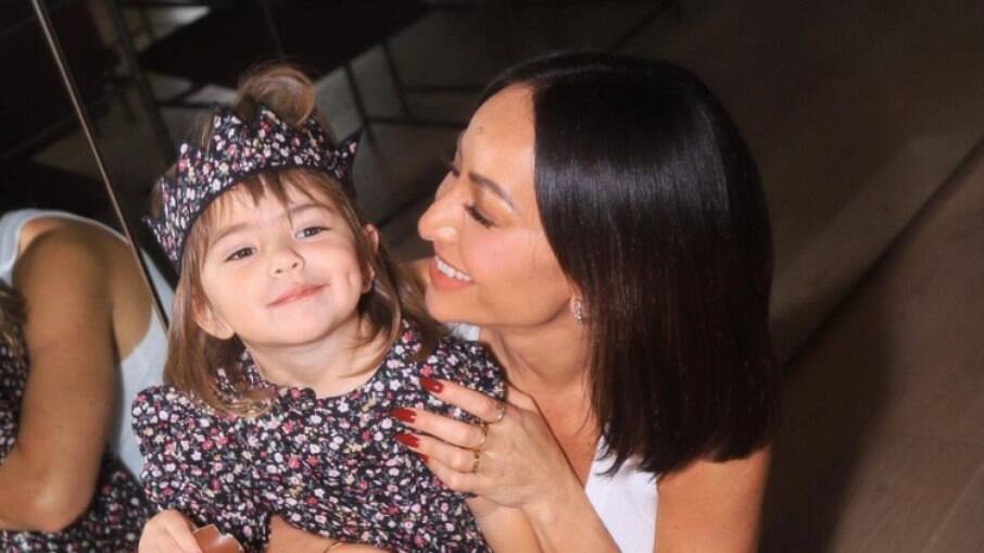 Sabrina Sato baba pela filha, Zoe, vestida de chocolate: 'Ela pediu tanto'
