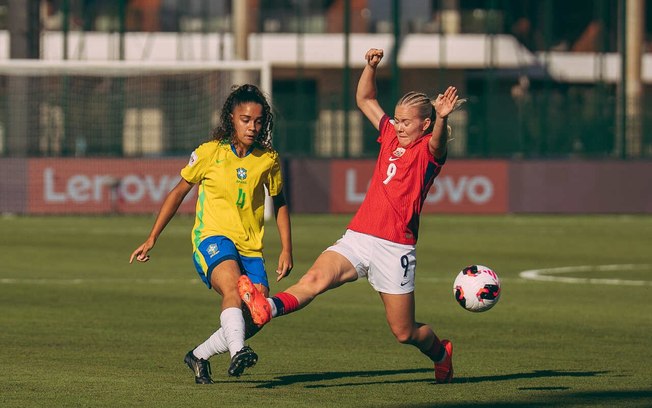 Jogadoras brasileiras comemoram triunfo diante da Noruega
