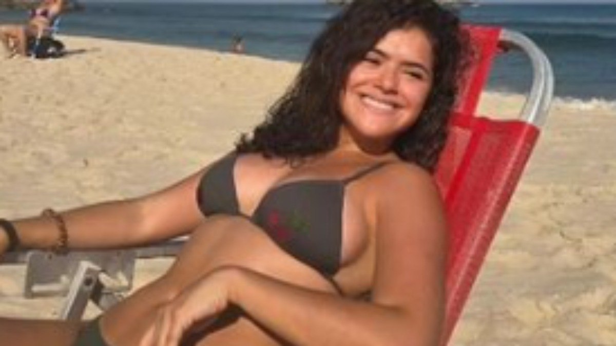 Maisa Silva de biquíni e pegando sol em praia do Rio de Janeiro