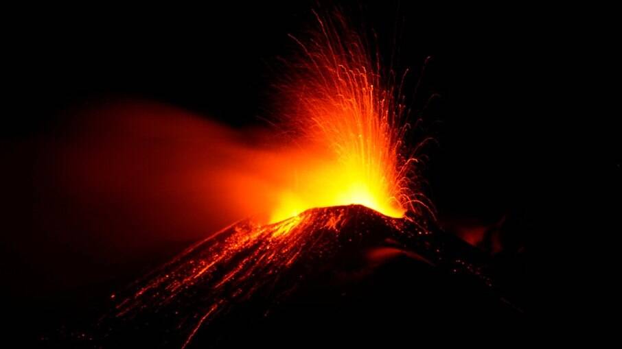 Vulcão Etna, um dos mais ativos da Europa, entrando em erupção na terça (03)