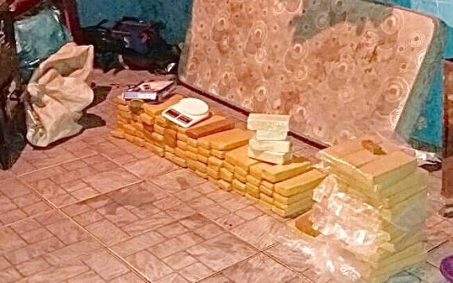 Operação Itapira / Guarujá: 80 quilos de maconha e 4 de pasta básica de cocaína estavam escondidos atrás de uma churrasqueira na 