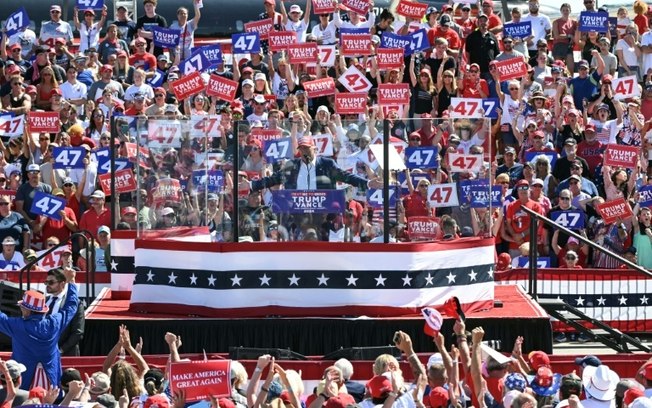 (Arquivo) O ex-presidente dos Estados Unidos e candidato presidencial republicano Donald Trump fala durante comício de campanha no Aero Center em Wilmington, Carolina do Norte, em 21 de setembro de 2024