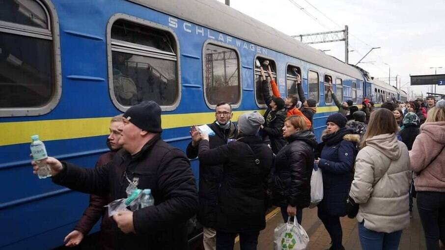 Trem de refugiados na Ucrânia