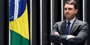 Americanos divulgam números do ICE para pegar Flavio Bolsonaro