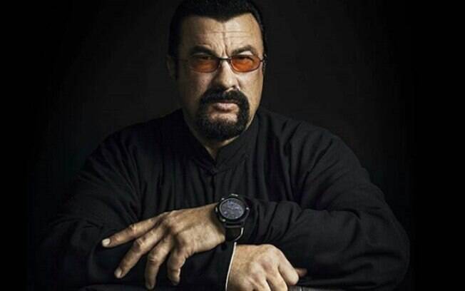 Ator americano Steven Seagal, de 65 anos, é acusado de estupro. 