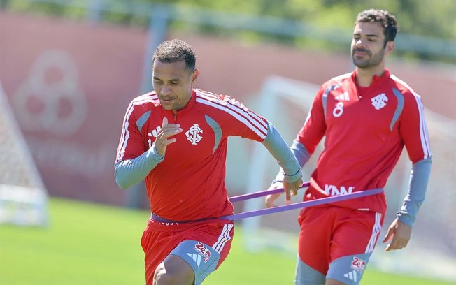 Jogadores do Internacional em ação no treino deste domingo
