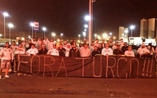 Torcedores do Atlético-MG protestam no desembarque do time e cobram saída de Turco Mohamed