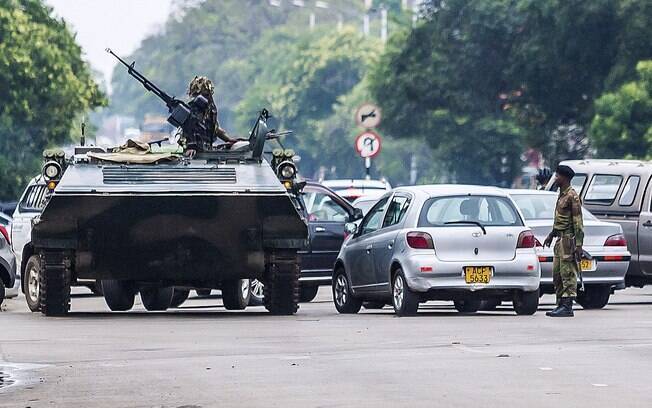 Exército tomou as ruas na terça-feira para afastar Robert Mugabe da presidência do Zimbábue