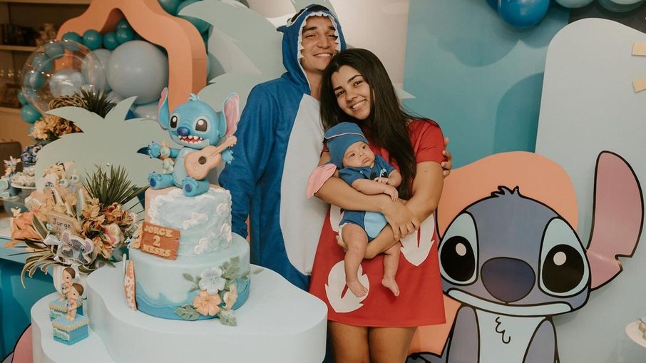 João Gomes se veste de Stitch para comemorar 2 meses do filho