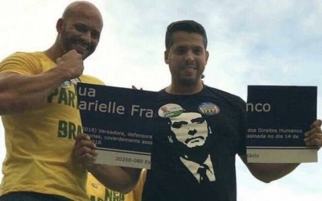 Rodrigo Amorim posou quebrando a placa que leva o nome de Marielle Franco durante as eleições 2018