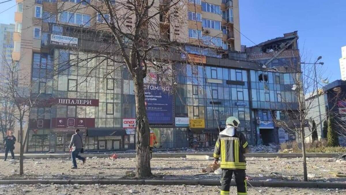 Destruição nas ruas de Kiev, capital da Ucrânia