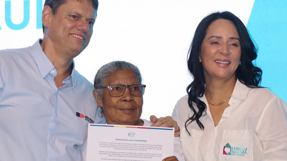 O governador e a primeira-dama entregando os diplomas. O governador e a primeira-dama entregando os diplomas.