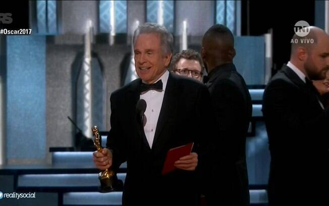 Warren Beatty segura o Oscar de melhor filme sem saber para quem entregar...