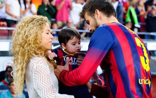 Pique levou seu filho com a cantora Shakira no jogo Barcelona x Sevilla no Campeonato Espanhol