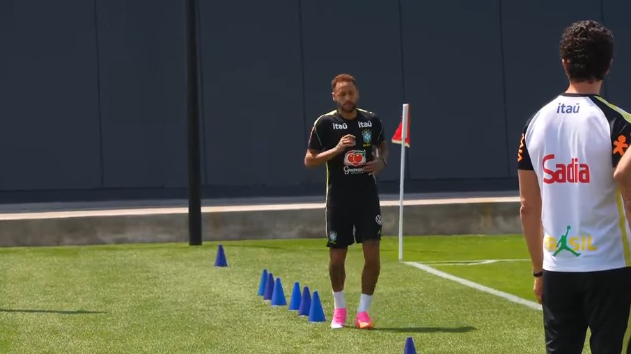 Neymar em trabalho de mudança de direção com cones durante treino da Seleção Brasileira Neymar em trabalho de mudança de direção com cones durante treino da Seleção Brasileira