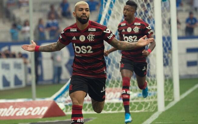 Gabigol celebra gol do Flamengo, que é líder do Brasileirão