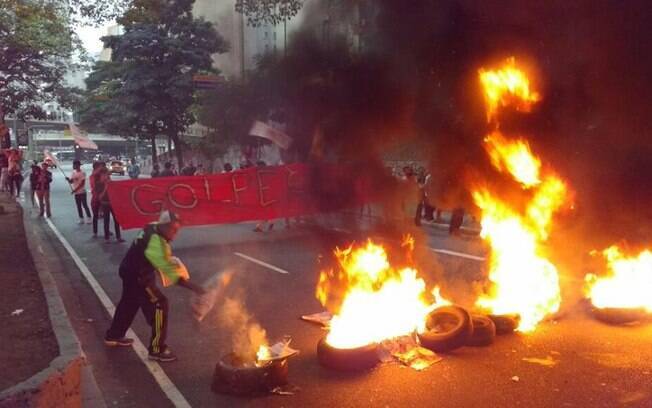 Movimentos sociais montam barricada e queimam pneus em protesto contra afastamento de Dilma Rousseff. Foto: Frente Brasil Popular/Divulgação - 10.05.16