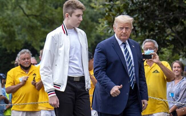 O presidente Donald Trump retorna à Casa Branca com seu filho Barron após um fim de semana em Bedminster