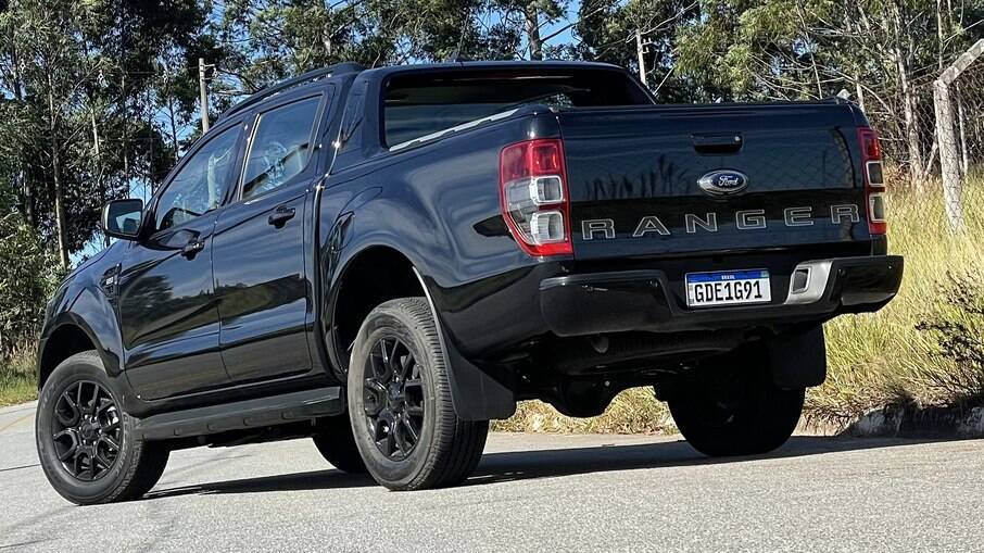 Ford Ranger Black vem com rodas pintadas de preto e detalhes escurecidos, entre as novidades
