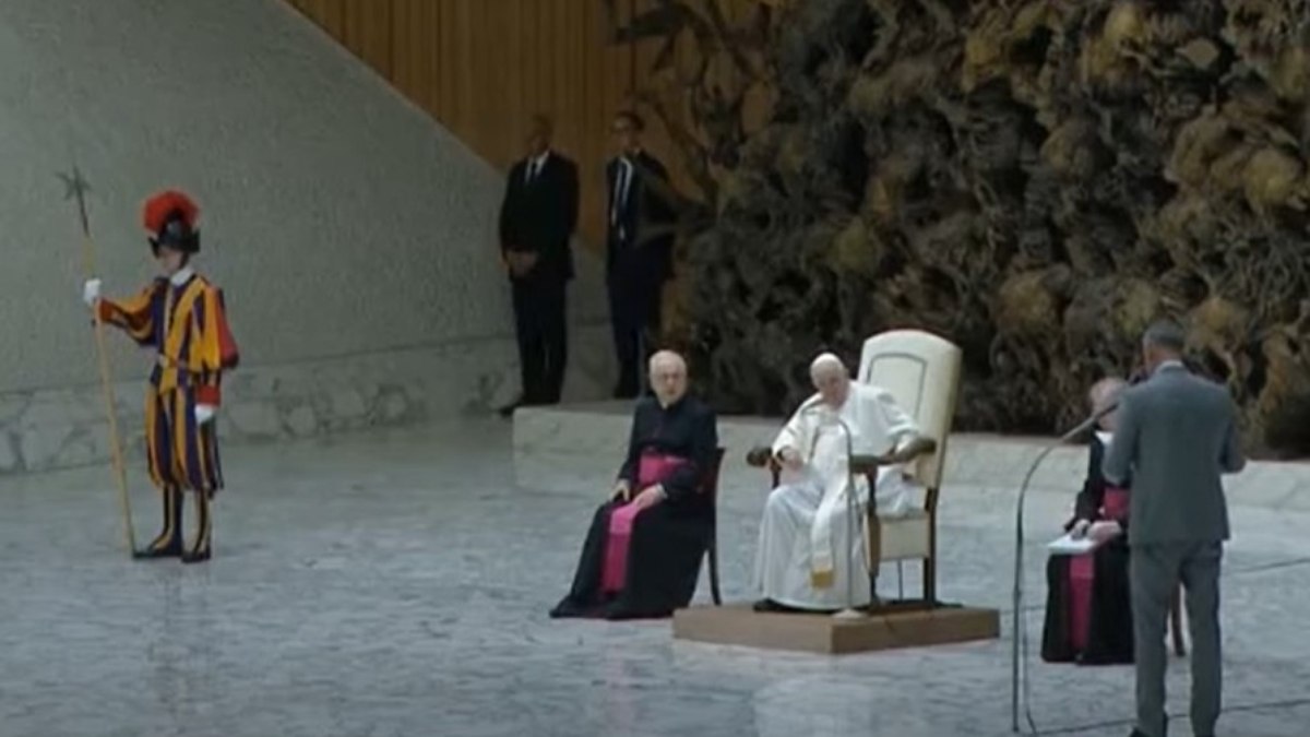 Guarda suíço desmaia durante audiência do Papa no Vaticano