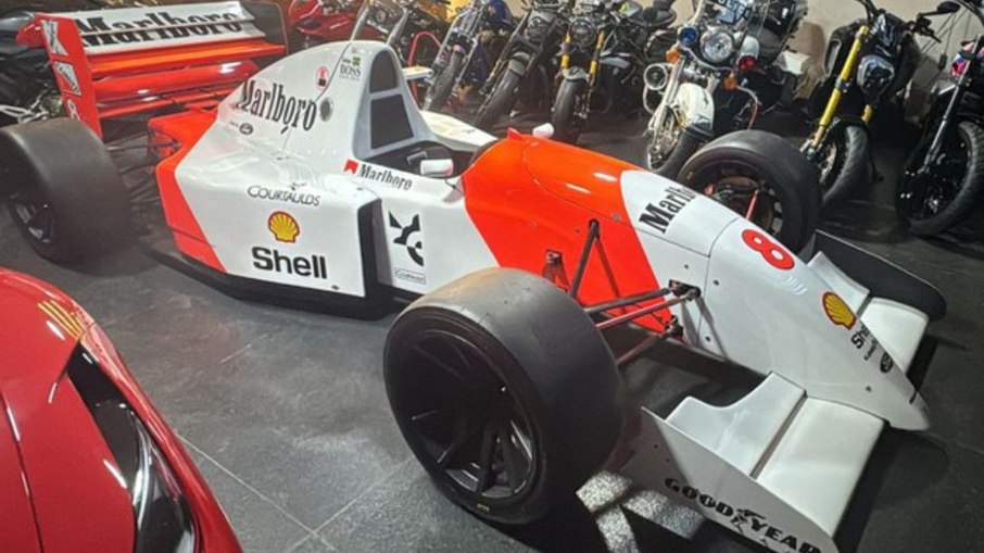 Réplica da McLaren MP4/8, carro usado por Ayrton Senna em 1993, apreendida pela PF junto com outros bens de luxo